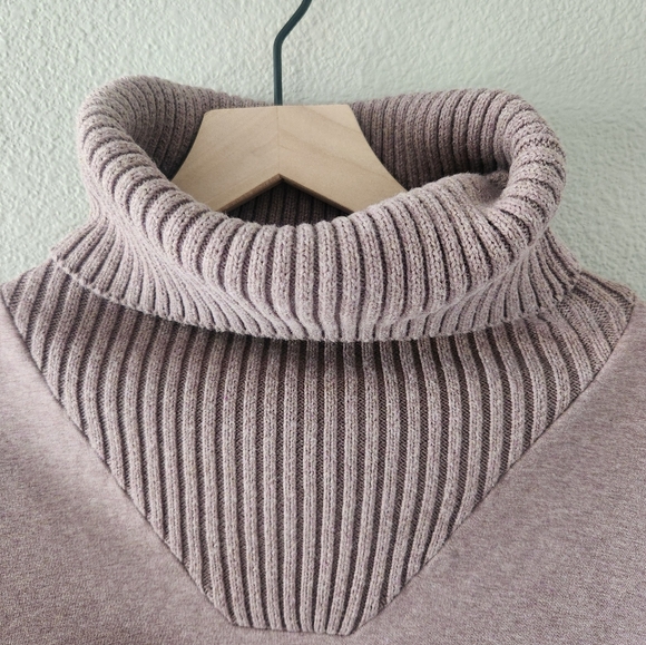 Varley Mauve Turtleneck Sweatshirt - Picture 3 of 16